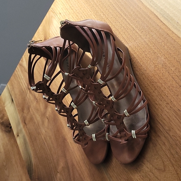 Madden girl - 10 - Picture 2 of 3